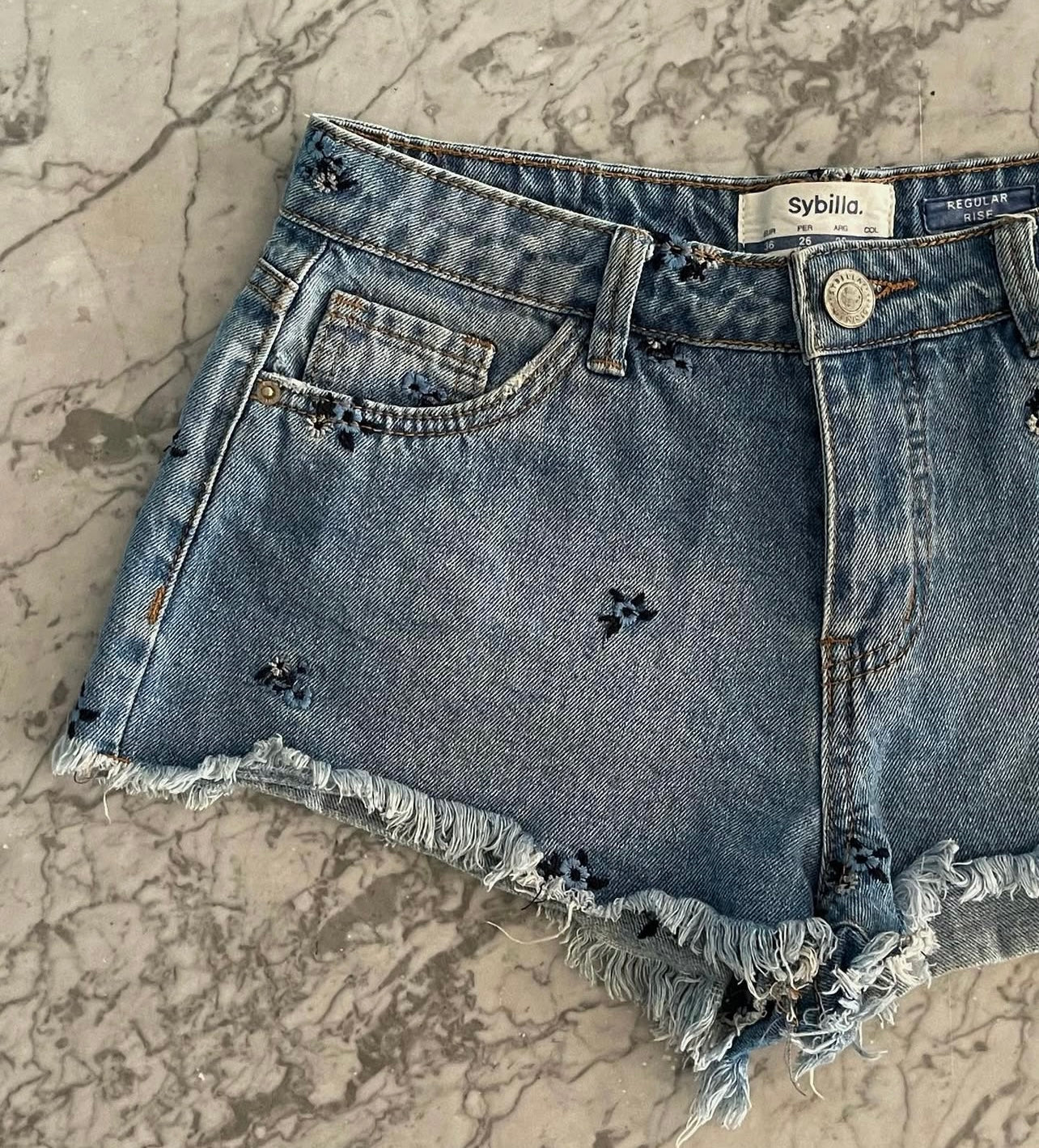 Shorts Denim con Flores bordadas - Sybilla