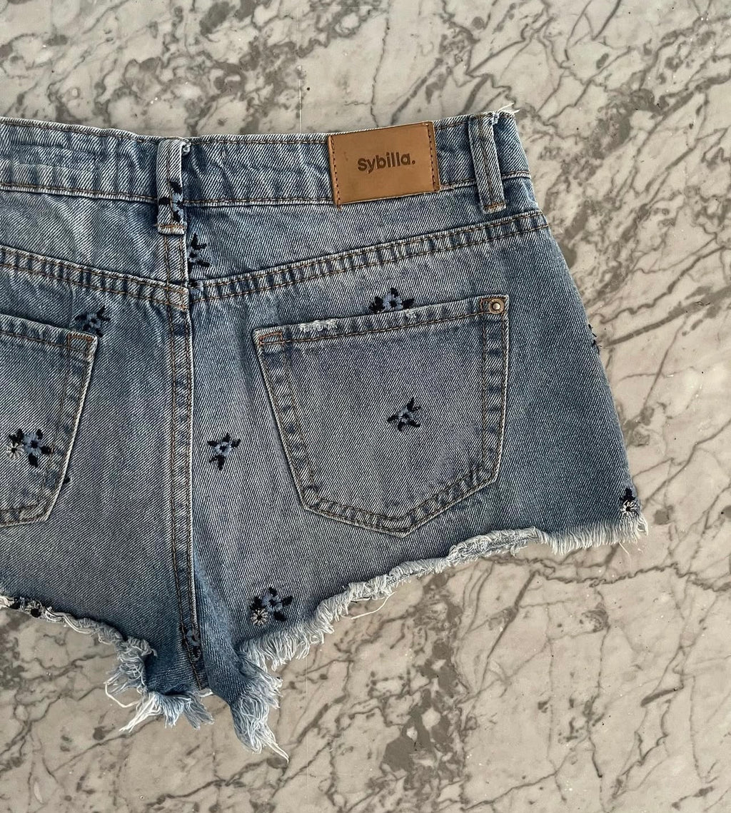 Shorts Denim con Flores bordadas - Sybilla