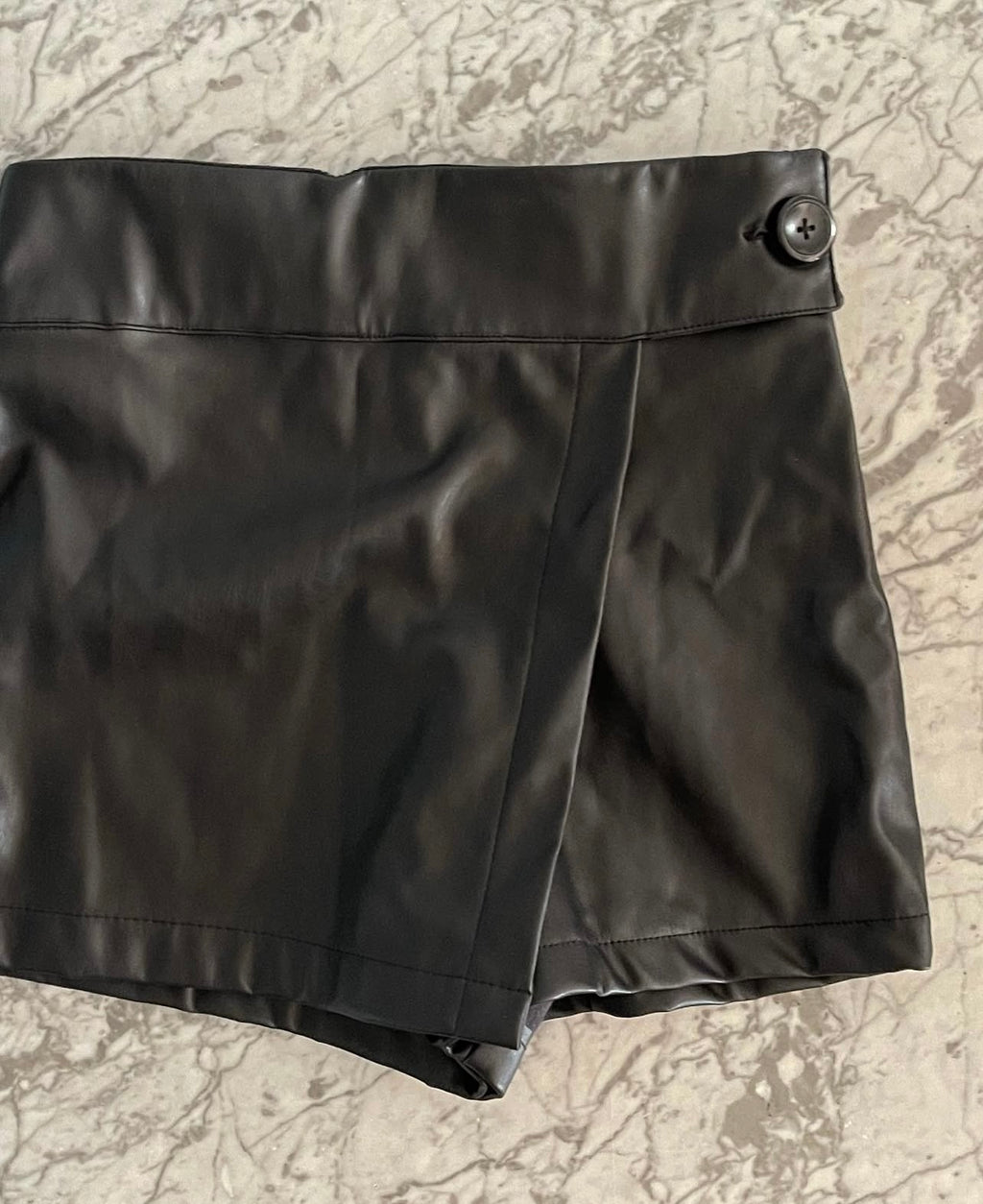 Falda Short cuero sintético - Marca independiente